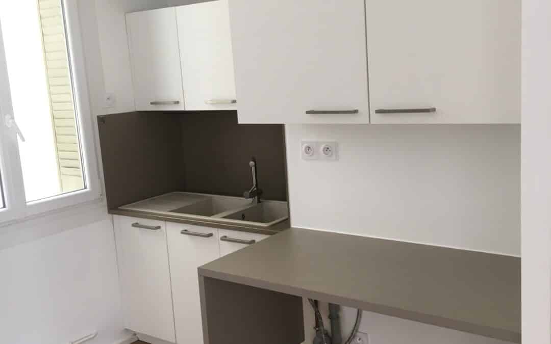Création d’une petite cuisine sur-mesure avec plan de travail à Chambéry