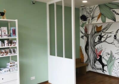 Verrière en bois sur-mesure pour la Salle d’attente d’un cabinet vétérinaire à Aix-les-Bains